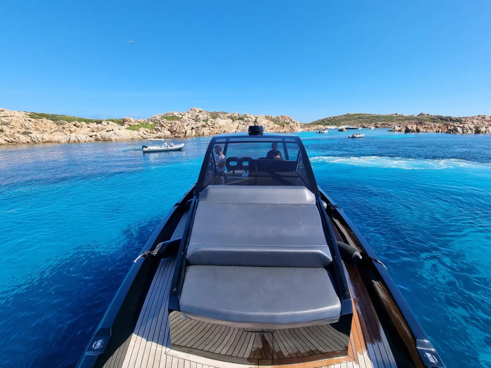 Seanfinity T5 cruising in clear water